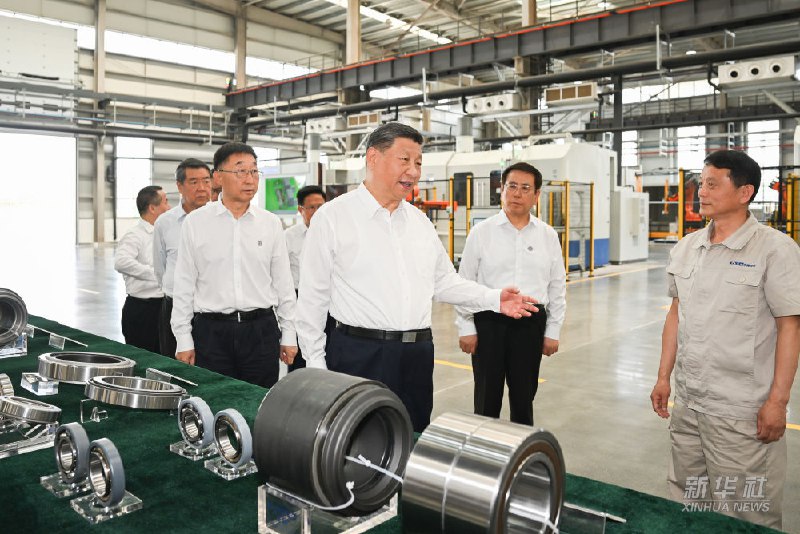 习近平在河南洛阳市考察调研19日下午，习近平总书记在河南省洛阳市先后考察了洛阳轴承集团股份有限公司、白马寺和龙门石窟，了解当地加快先进制造业发展、加强历史文化遗产保护利用、推动文旅产业高质量发展等情况